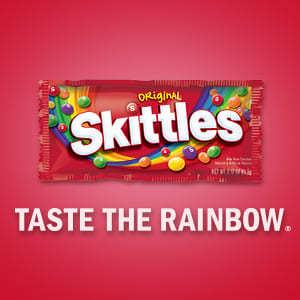 Ejemplo de un eslogan fácil de comprender y recordar de la marca Skittles