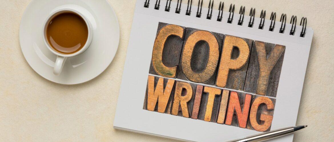 Libreta con el texto "copywrititing" junto a una taza de café, haciendo alusión a las múltiples fórmulas de copywriting que se pueden usar.